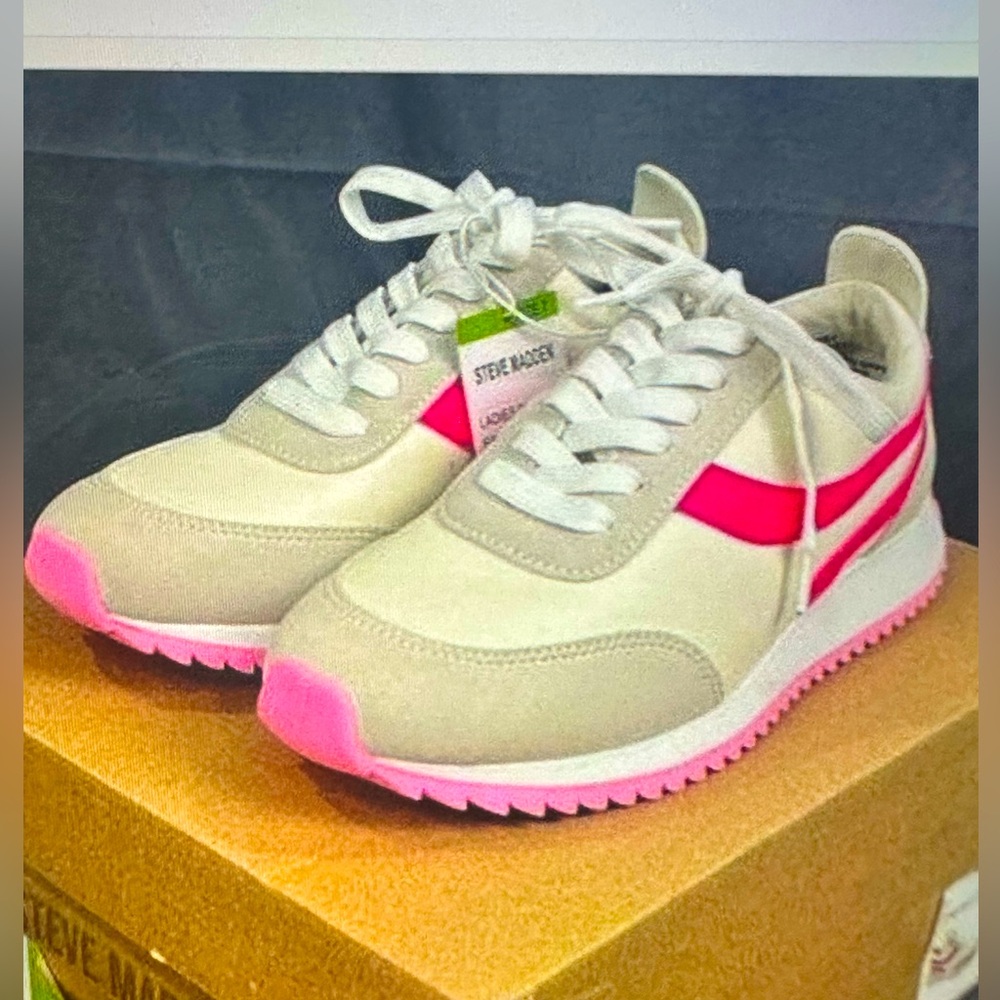EUC Steve Madden White Denny Ladies Sneaker Flatform Wedge Laced closure- sz 7